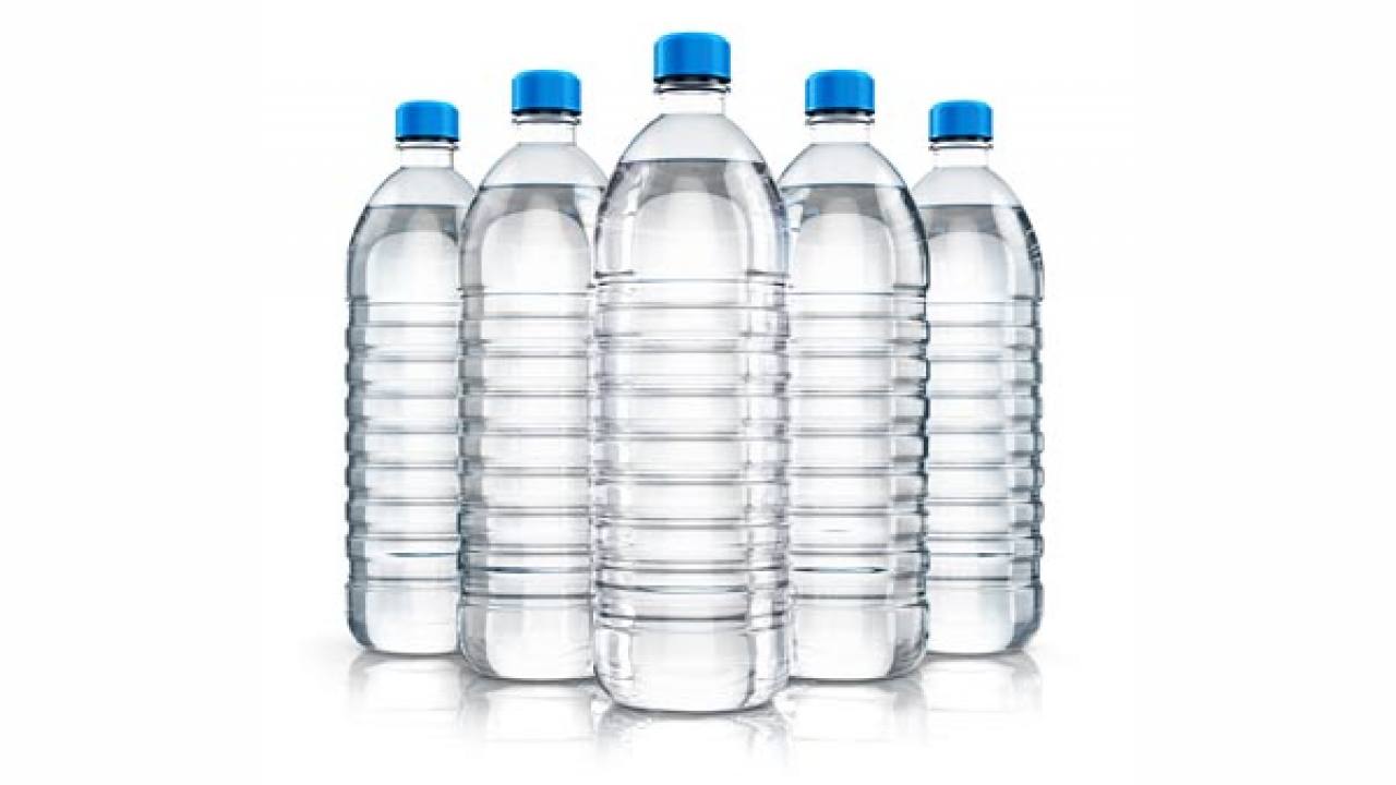 Los riesgos del agua embotellada en plástico - Espacio Humano