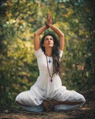 Persona meditando en un entorno sereno